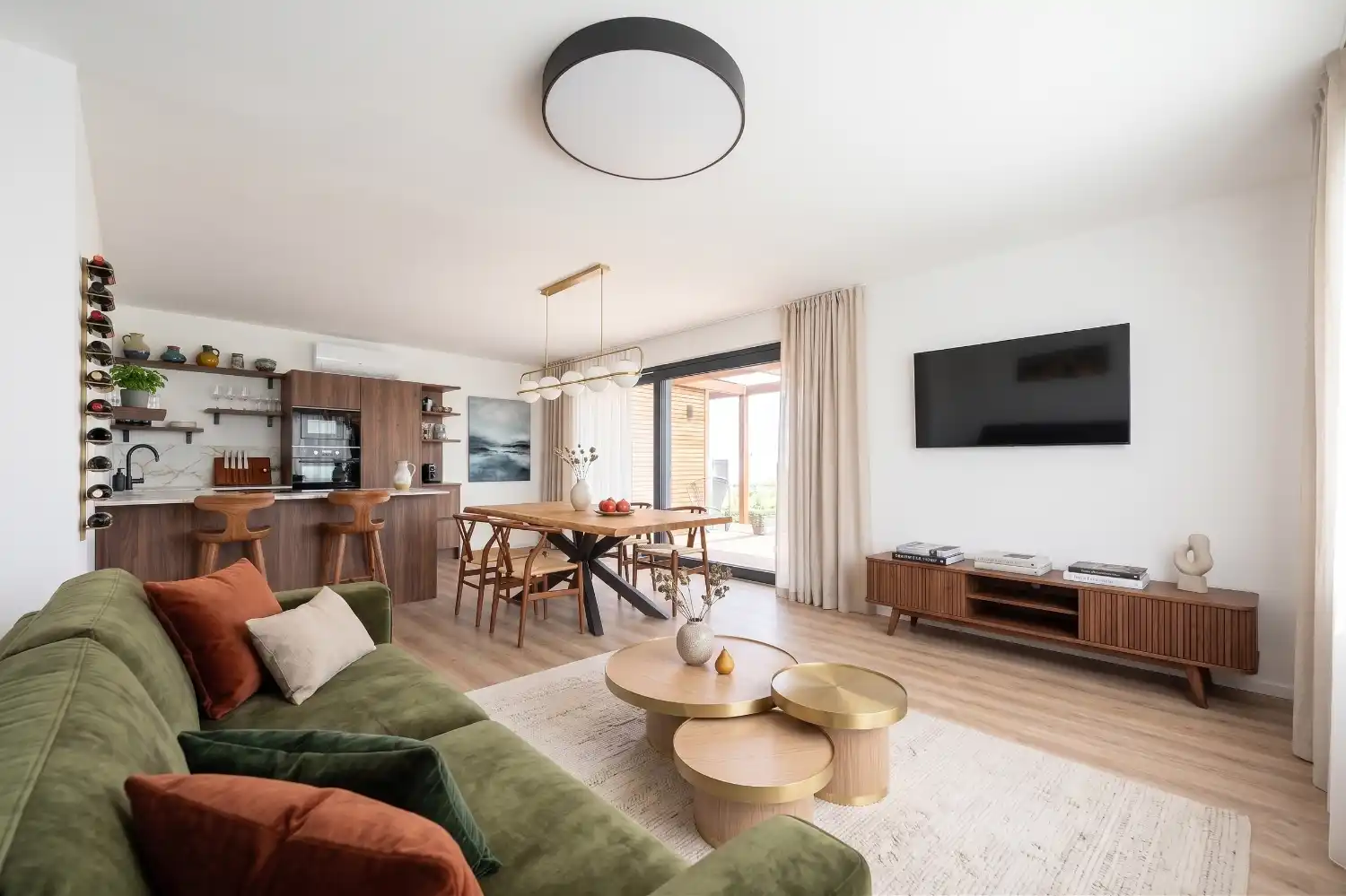 Interiér apartmánu – obývací pokoj s kuchyňským koutem